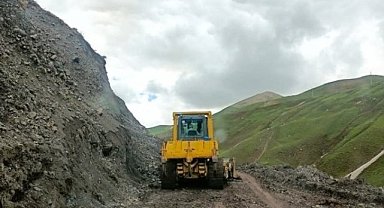 Yolu kapanan köy için yapılan çalışmada yol trafiğe açıldı