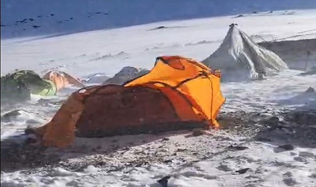 Zirveye çıkmalarına fırtına engel oldu