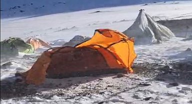 Zirveye çıkmalarına fırtına engel oldu