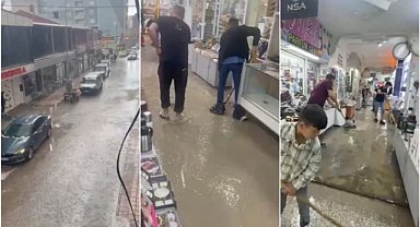 Ani yağış sonrası cadde ve sokaklarda sel meydana geldi 