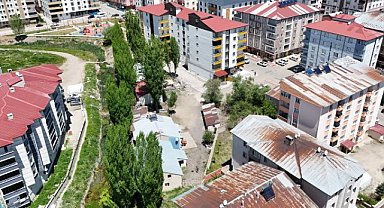 Dairede yaşamıyor binaların arasında köy hayatını tercih ediyor