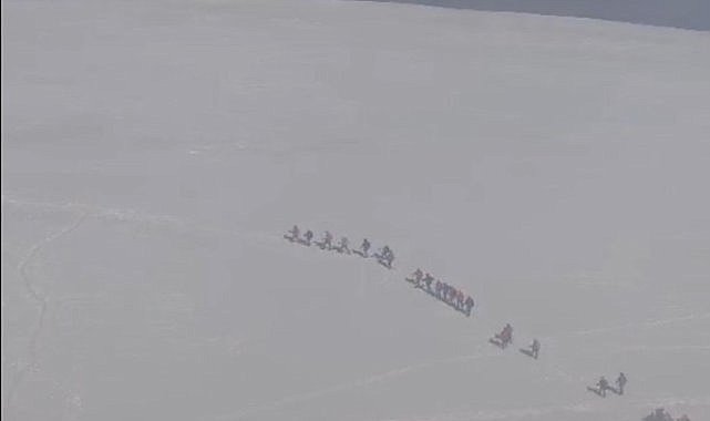 Fırtına ve soğuğa rağmen zirveye tırmandılar