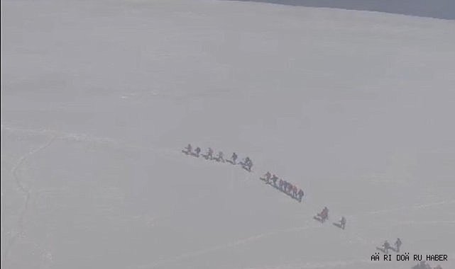 Fırtına ve soğuğa rağmen zirveye tırmandılar
