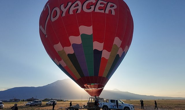 Sıcak hava balonu Doğubayazıt semalarında yükseldi