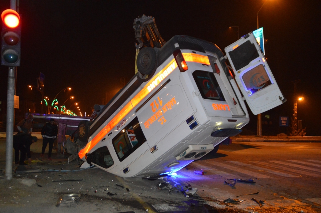 Ambulans ile otomobil çarpıştı: Bir ölü 9 yaralı