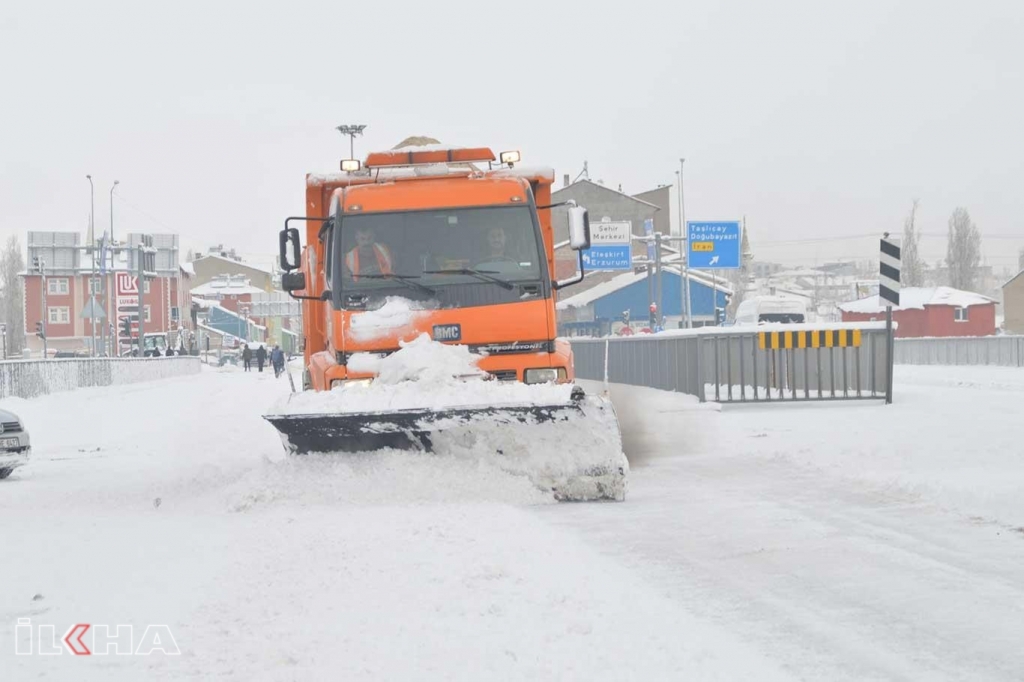 Ağrı'da kar nedeniyle 450 köy yolu ulaşıma kapandı