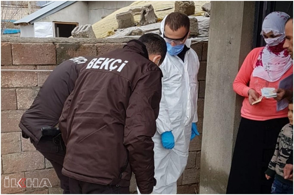 Ağrı’da sosyal yardım paraları ailelere evlerde teslim edilmeye başlandı