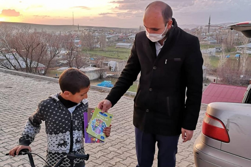 Ağrı'da evde kalan öğrencilere okumaları için kitap dağıtıyorlar