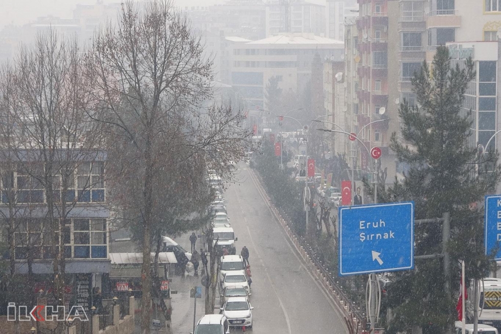 Siirt'te Kısa süreli kar yağışı bile Siirtlileri sevindirdi