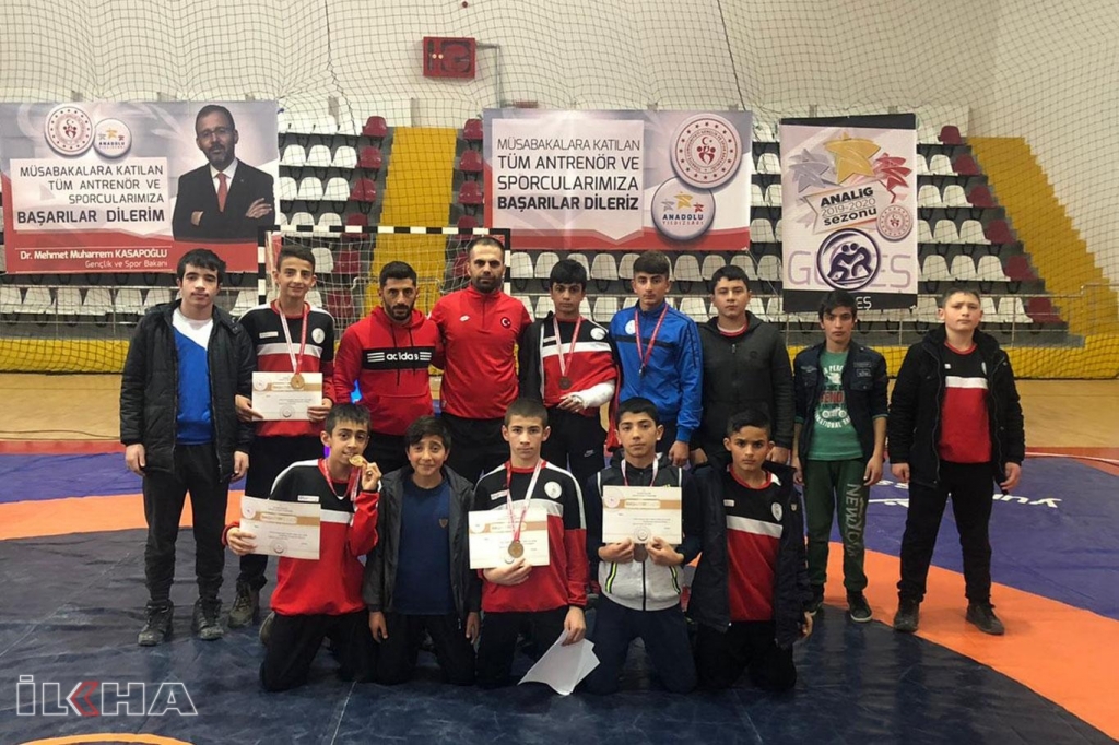 Ağrılı güreşçilerden 9 madalya