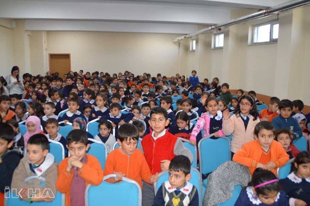 Ağrı'daki öğrencilere kışlık kıyafet yardımı yapıldı