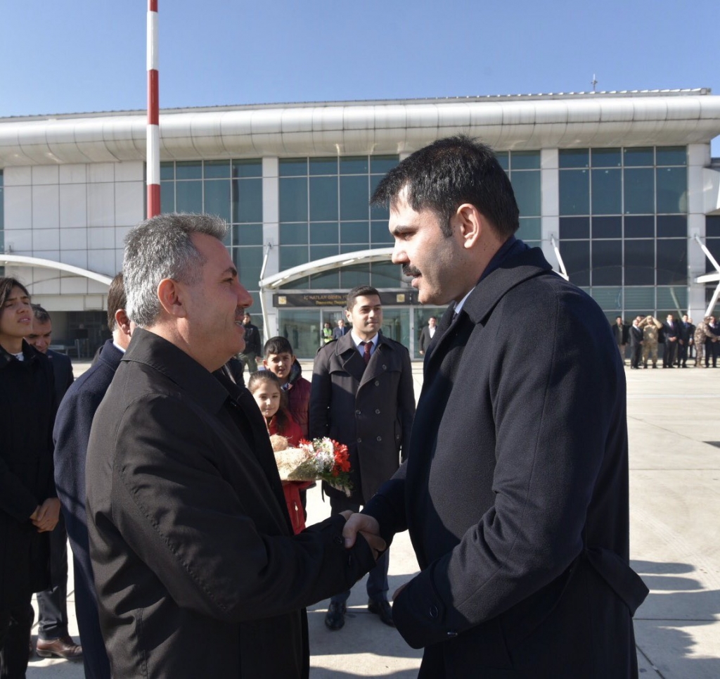 Çevre ve Şehircilik Bakanı Murat Kurum çeşitli incelemeler yapmak üzere Ağrı’ya geldi.