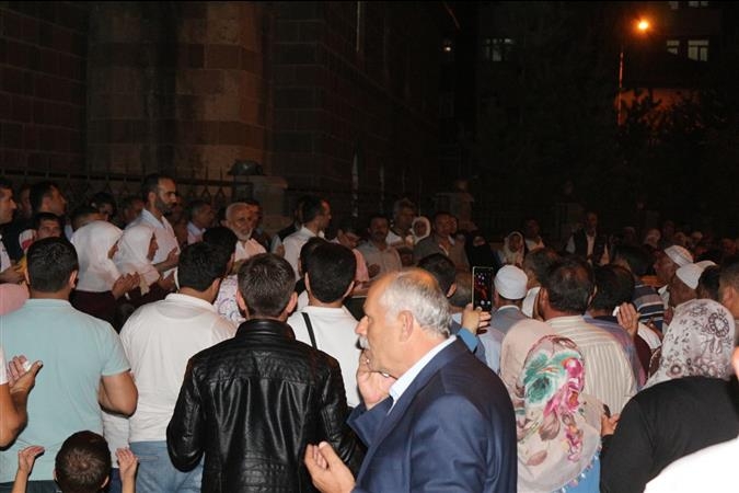 KUTSAL TOPRAKLARA DUALARLA UĞURLANDILAR