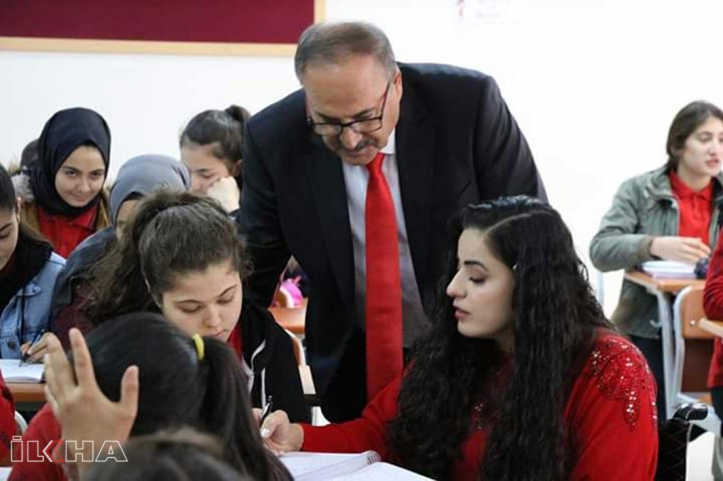 Engelleri aşarak eğitim veriyor