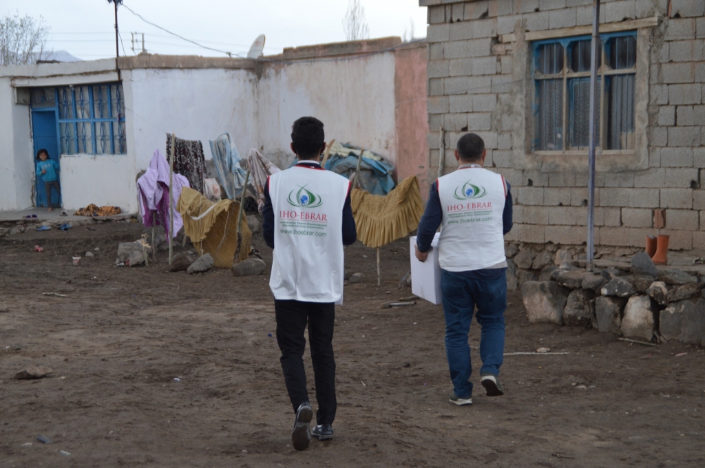 IHO EBRAR, Ağrı'da ihtiyaç sahibi ailelere yardımda bulundu