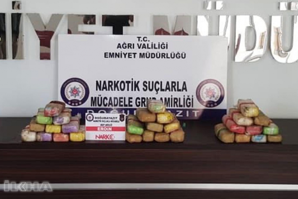 Ağrı'nın Doğubayazıt ilçesinde durdurulan bir aracın bagaj kısmında 15 kilo eroin ele geçirildi