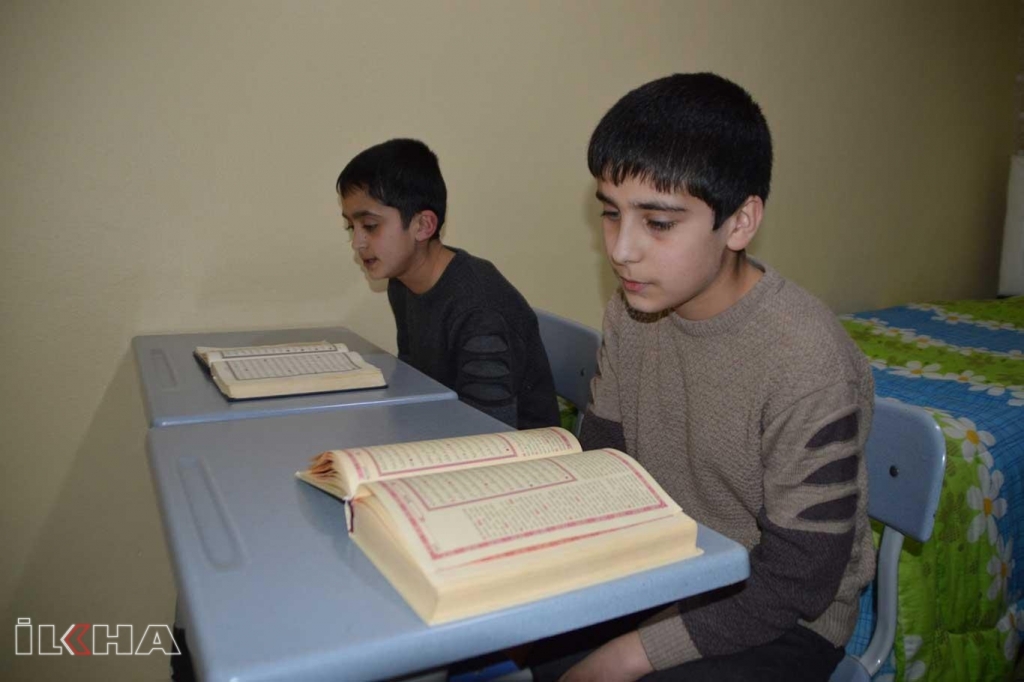 Hafızlar eğitimlerini kendi imkânları ile evde sürdürüyorlar