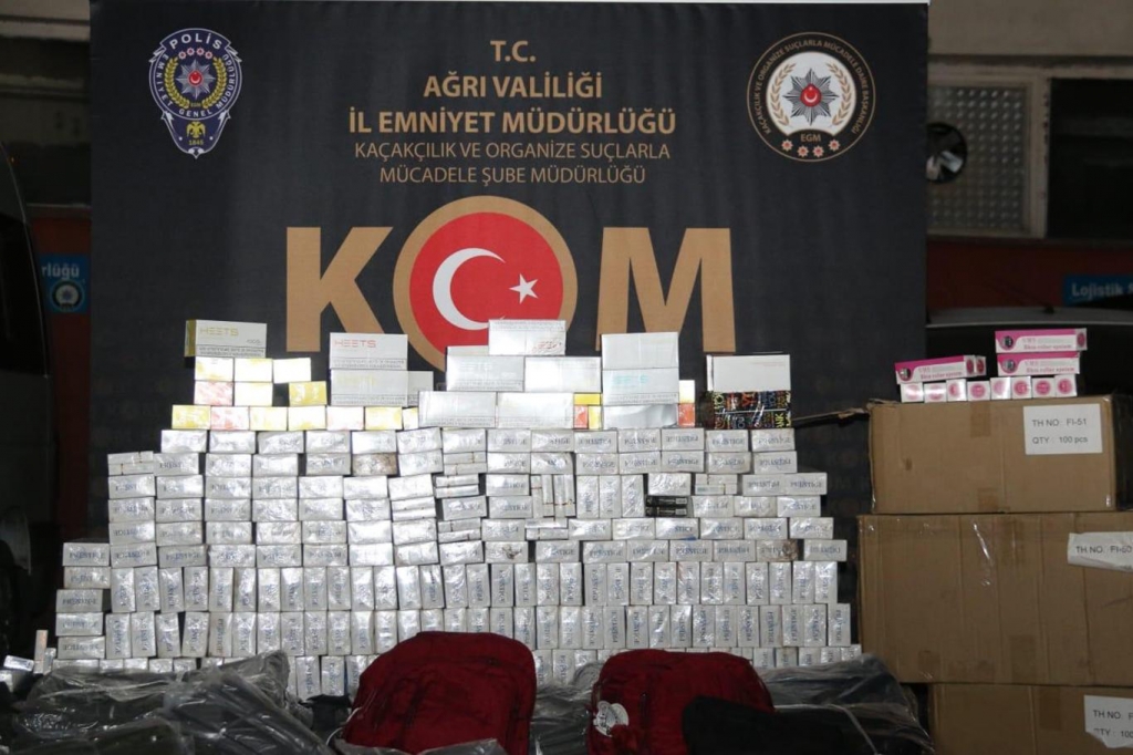 Kargo aracında çok sayıda kaçak malzeme ele geçirildi