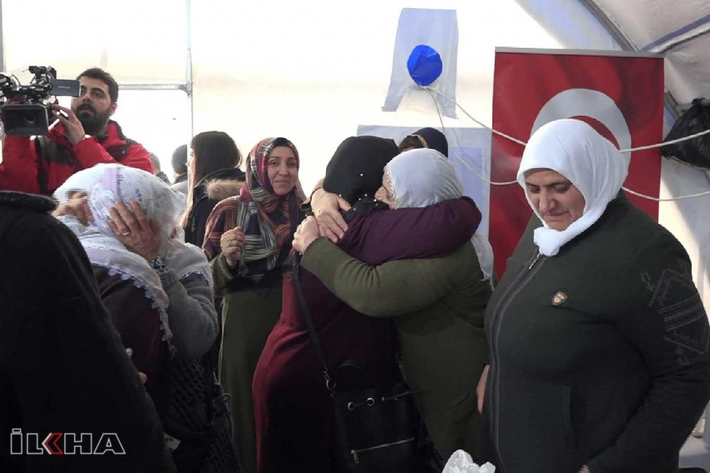 Torununa kavuşma sevincini evlat nöbetindeki arkadaşlarıyla paylaştı