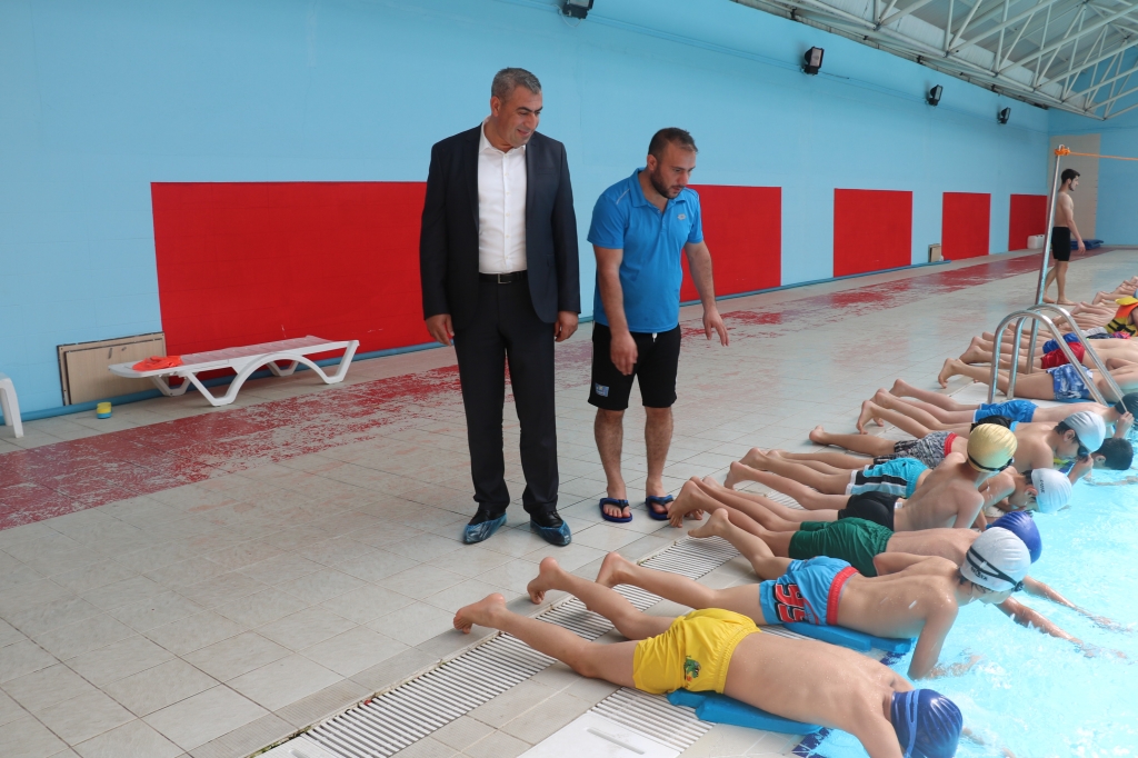 Ağrı'da yüzme kursuna büyük ilgi