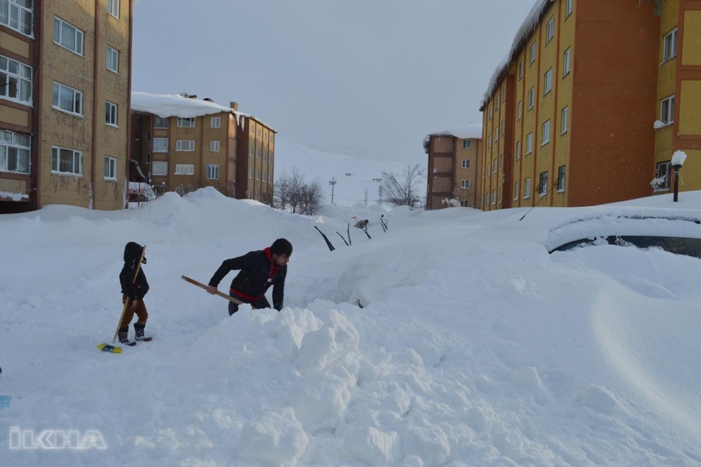 Vatandaşlar karda kaybolan araçlarını aradı