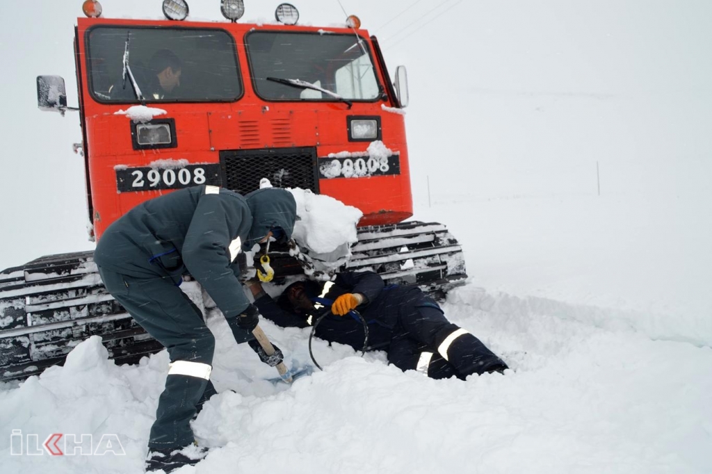 Elektrik arıza ekibi ile İLKHA muhabiri mahsur kaldıkları yerden kurtarıldı