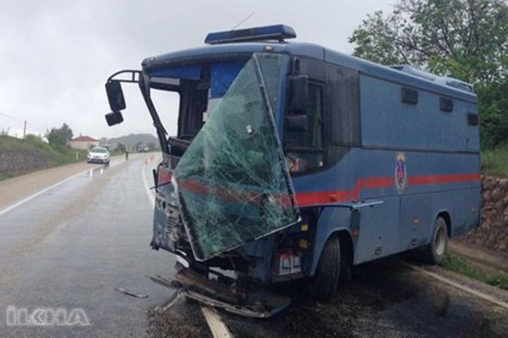 Cezaevi aracı kaza yaptı: 7 yaralı