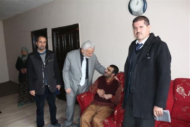 İL MÜFTÜSÜ TANDOĞAN TOPÇU GÖRME ENGELLİ VATANDAŞLARIMIZIN AİLELERİNİ EVLERİNDE ZİYARET ETTİ