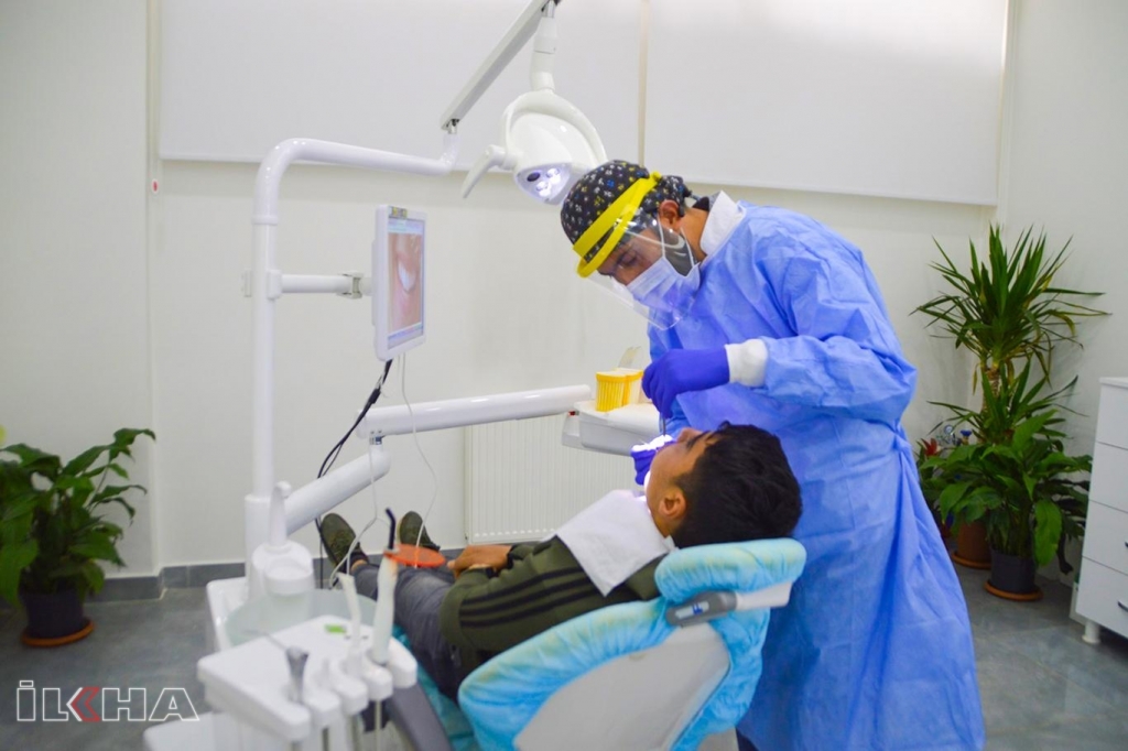 Uzmanlar Coronavirus'ten korunmak için diş sağlığının önemli olduğunu söylüyor