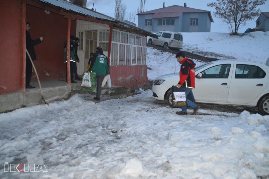 Ağrı'da evi yanan aileye İHH'dan yardım