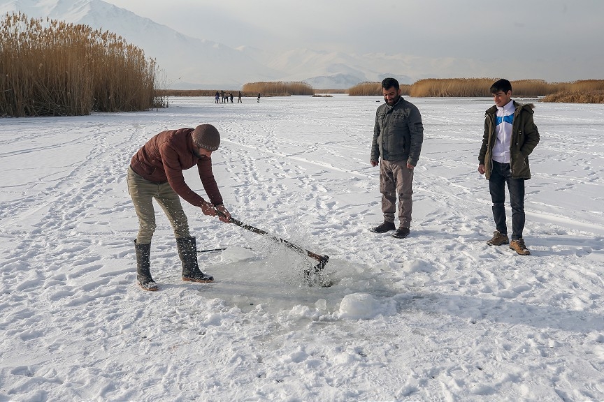 Donan gölde tehlikeli bir o kadar da keyifli balık avı
