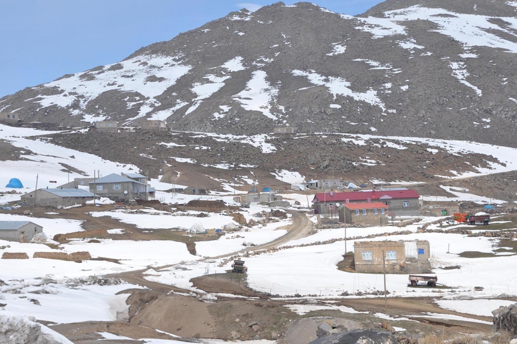 Süphan Dağı eteklerinde pekmezli kar