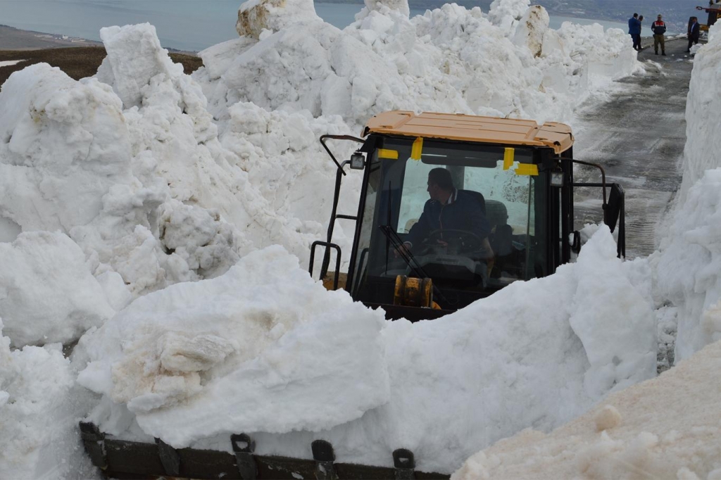Bitlis'te nisan ayında karla mücadele Kuzey Kutbu'nu andırdı
