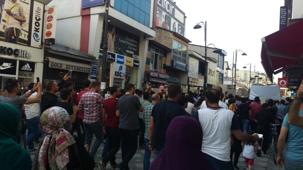 Yüzlerce Ağrılı Leyla ve Eylül için yürüdü