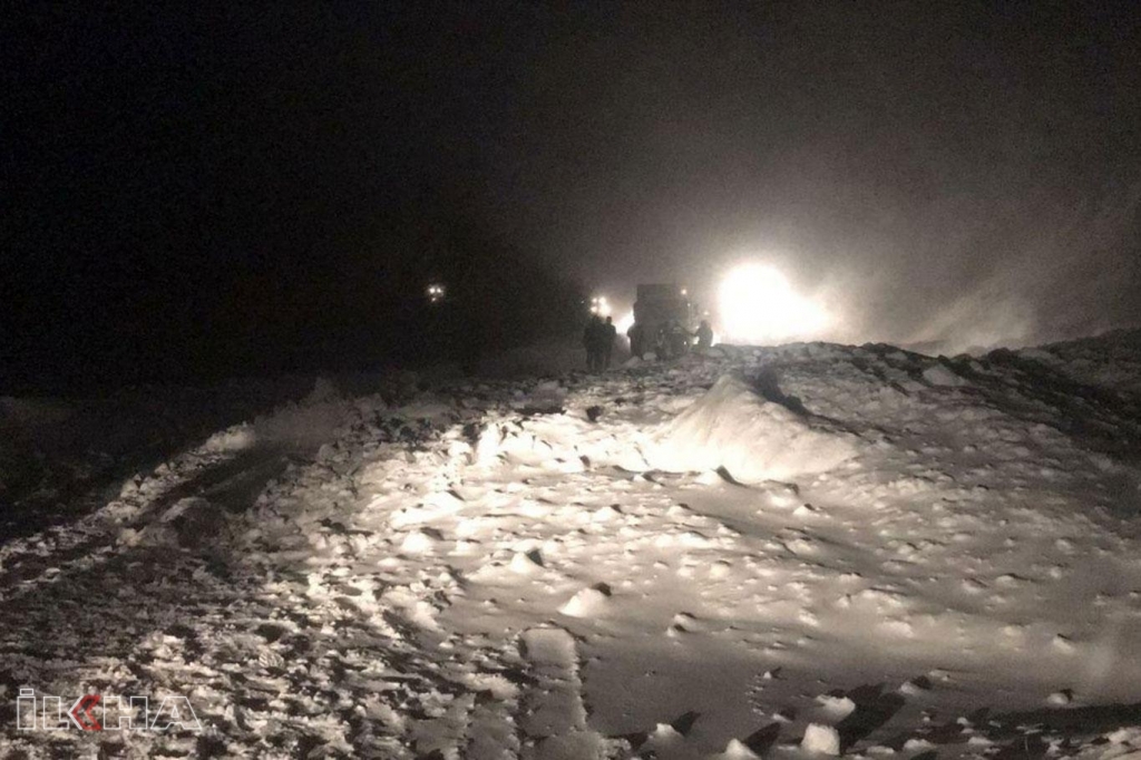 Ağrı'da düşen çığ nedeniyle kapanan yol trafiğe açıldı