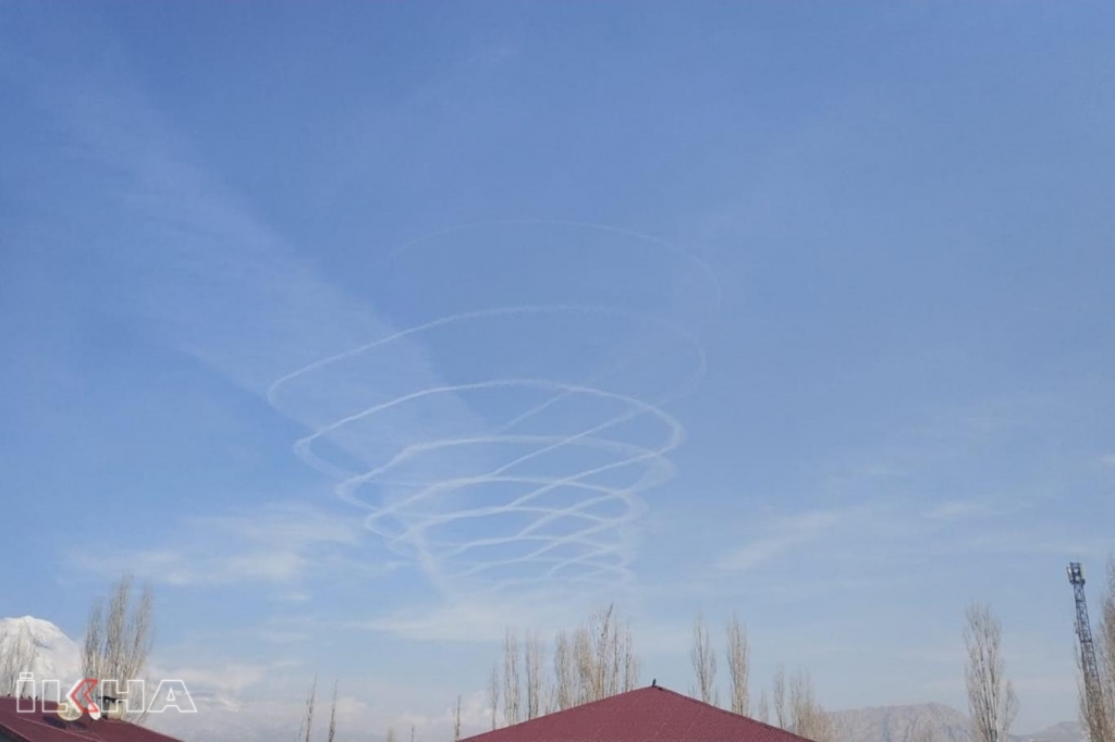 Uçağın kuyruk izi, ilginç görüntüler oluşturdu