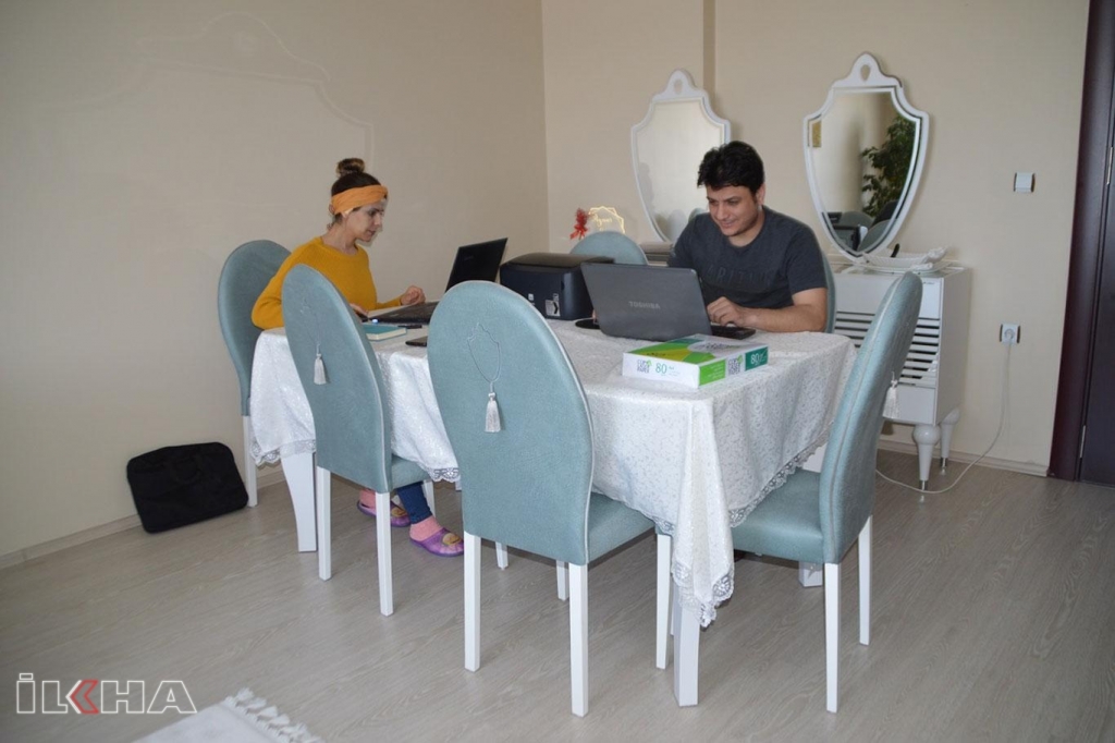 Corona virüs tedbirleri kapsamında evde çalışarak işlerini yürütüyorlar