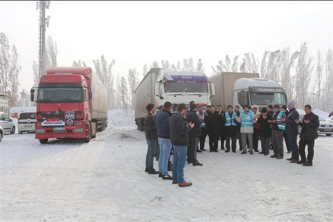 HALEP’E YARDIM KONVOYU DUALARLA YOLA ÇIKTI