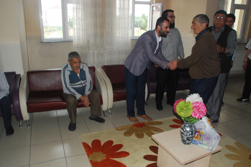 MUSTAZAFLAR CEMİYETİ YETKİLİLERİ HUZUR EVİNE BAYRAM ZİYARETİNDE BULUNDU