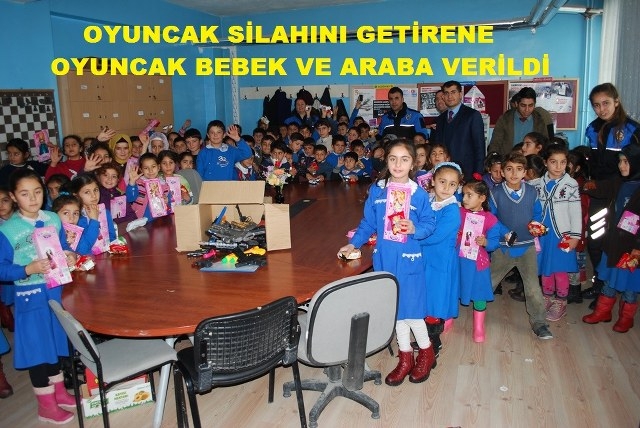 Oyuncak silahını getirene Araba ve Bebek verildi
